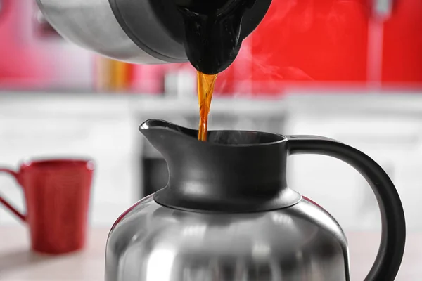 Подача кофе в термос чайник — стоковое фото