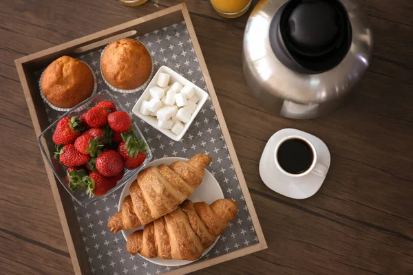 Frukost med croissant och kaffe — Stockfoto