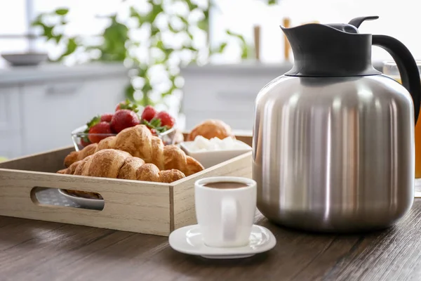 Café da manhã com morangos e café na mesa de madeira — Fotografia de Stock