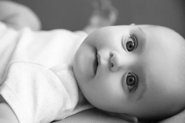 Schwarz Weiß Porträt Des Süßen Kleinen Babys Nahaufnahme — Stockfoto