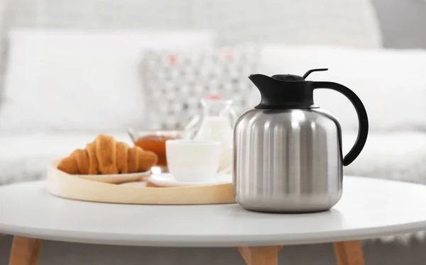 Colazione con croissant e caffè — Foto Stock