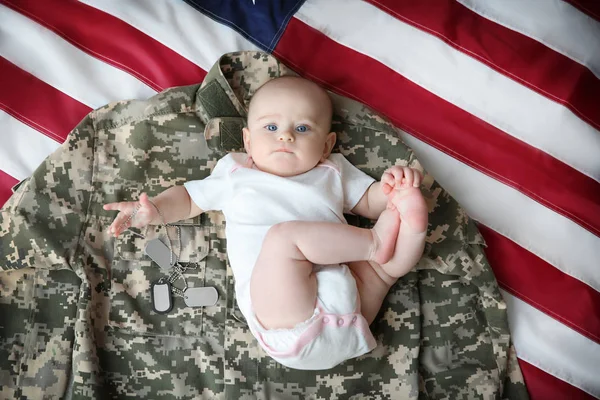Padre militar sosteniendo a su bebe recien nacido Foto de stock 153827082 belchonock