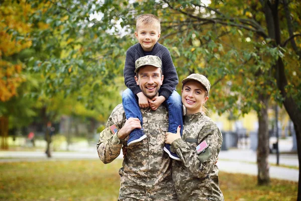 Military family reunited — Stock Photo, Image