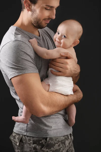 Padre militar abrazando a su bebé recién nacido — Foto de Stock