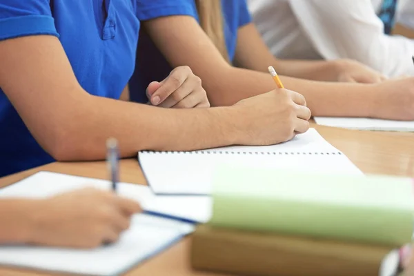 Studenters lärande vid bord — Stockfoto