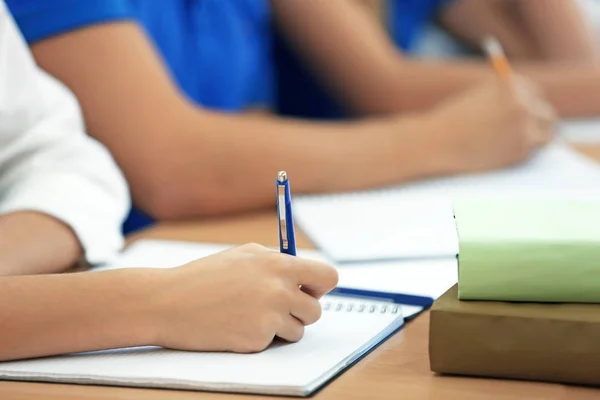 Studenti che imparano a tavola — Foto Stock