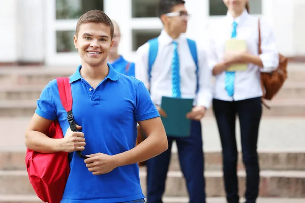 Student Kolegami Poza Szkołą — Zdjęcie stockowe