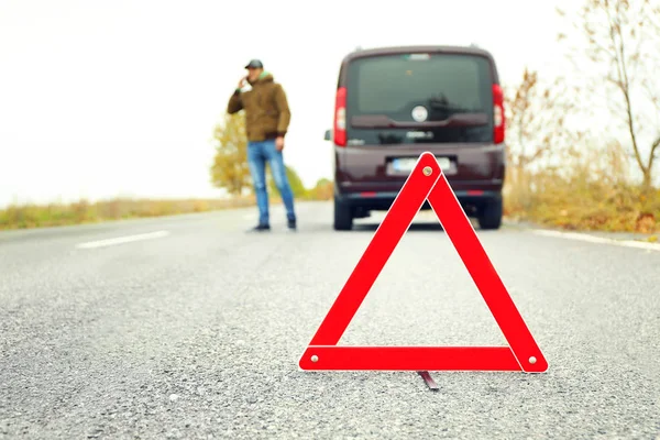 Trafik varningstecken på väg — Stockfoto