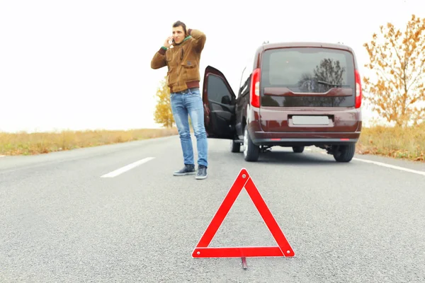 Dopravní značka upozornění na silnici — Stock fotografie