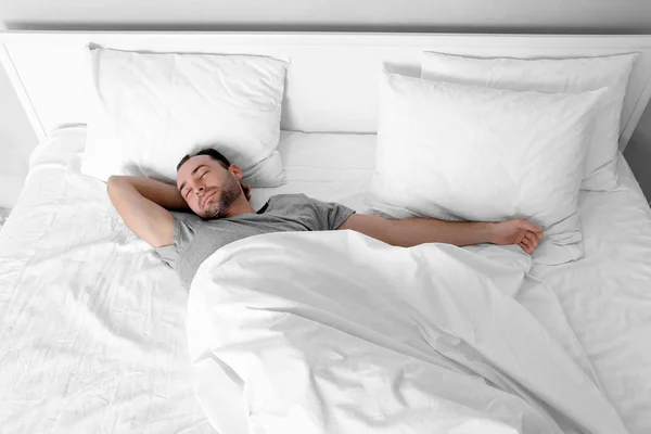 침대에서 자는 사람 — 스톡 사진