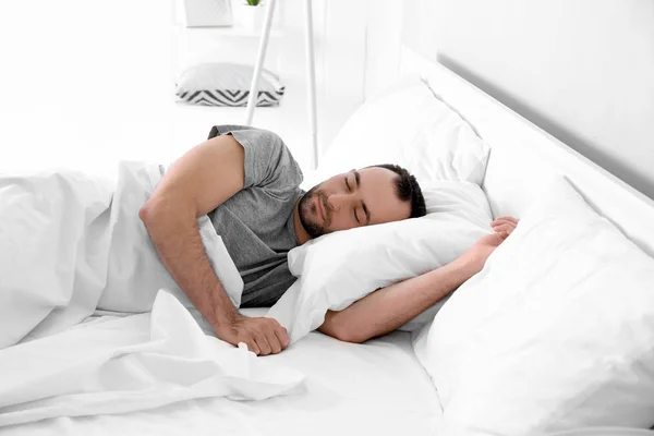 Чоловік спить у ліжку — стокове фото