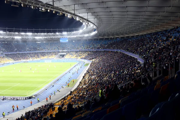 Nowoczesny stadion podczas meczu piłki nożnej — Zdjęcie stockowe