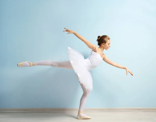 Jonge mooie ballerina — Stockfoto