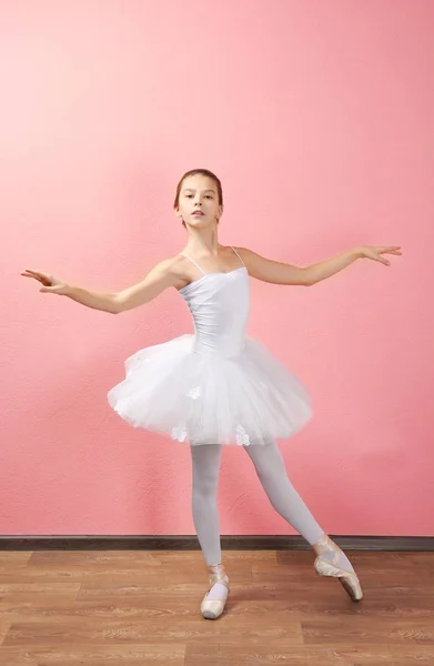 Genç güzel balerin — Stok fotoğraf