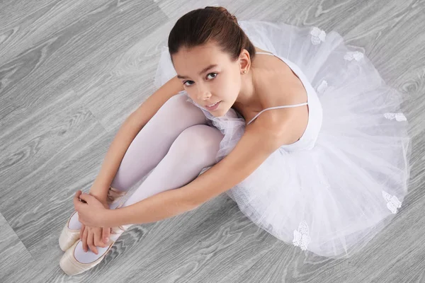 Lilla ballerina sitter på golvet — Stockfoto