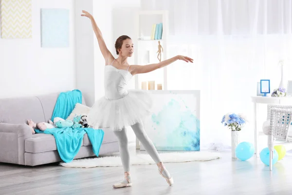 Unga vackra ballerina — Stockfoto