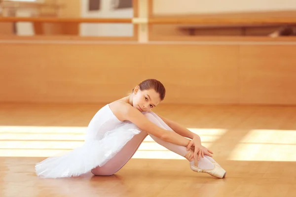 Jonge mooie ballerina — Stockfoto