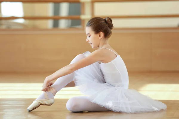 Jonge mooie ballerina — Stockfoto