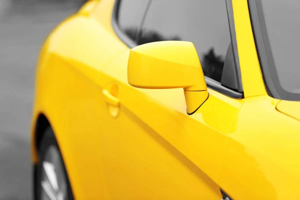 Außenspiegel an gelbem Auto, Nahaufnahme — Stockfoto