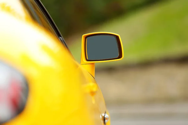 Lusterko boczne żółty samochód, zbliżenie — Zdjęcie stockowe