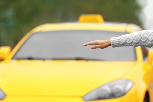 Mujer cogiendo taxi amarillo — Foto de Stock