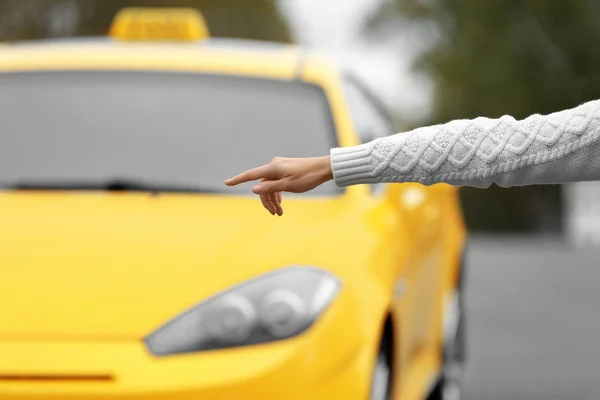 Mujer cogiendo taxi amarillo — Foto de Stock