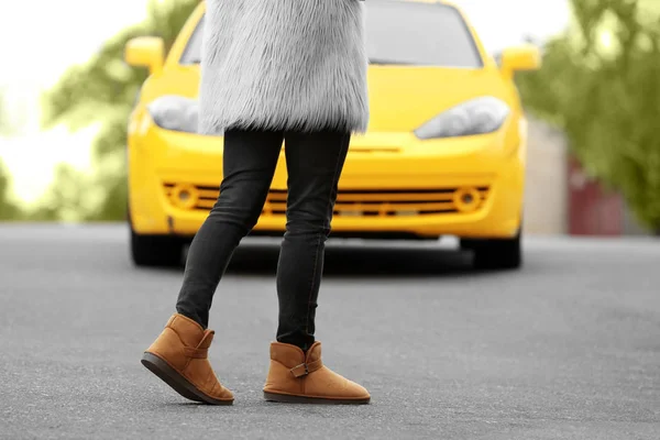 Vrouw vangen gele taxi — Stockfoto