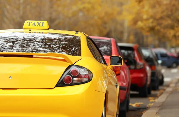 Taxi bilen på gatan — Stockfoto
