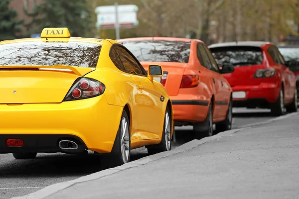 Taxi auto sulla strada — Foto Stock