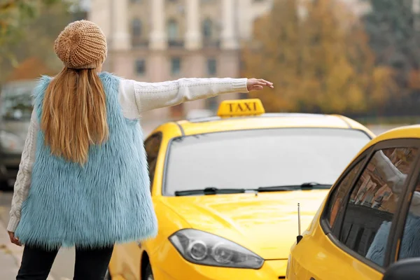 Mujer cogiendo taxi amarillo — Foto de Stock