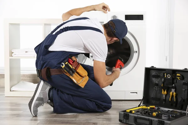 Plumber Repairing Washing Machine — Stock Photo, Image