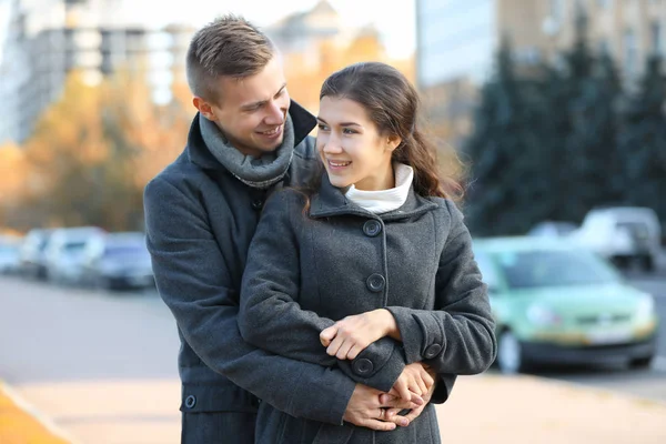 Bela jovem casal ao ar livre — Fotografia de Stock