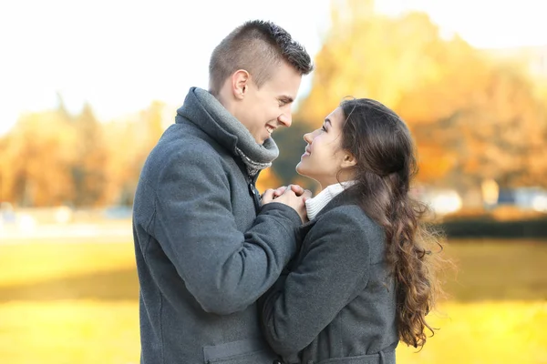 Hermosa pareja joven al aire libre — Foto de Stock