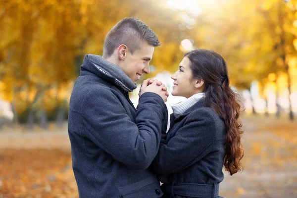 Beau jeune couple en plein air — Photo