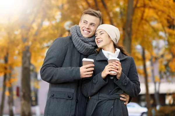 Jeune couple avec café — Photo