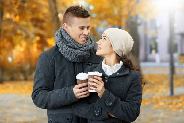 Jong koppel met koffie — Stockfoto