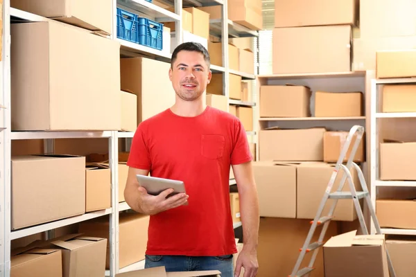 Joven Empresario Con Tablet Almacén — Foto de Stock