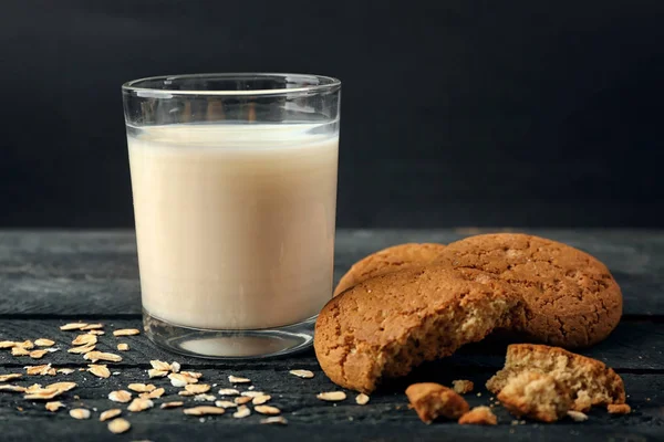 Oatmeal cookies with milk — Stock Photo, Image