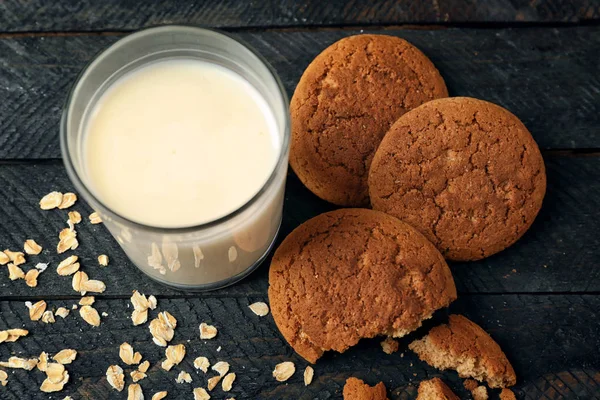 Oatmeal cookies with milk — Stock Photo, Image