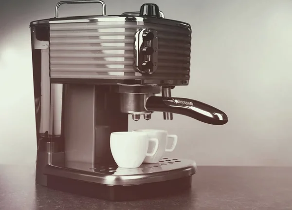 Moderne koffiemachine met cups — Stockfoto