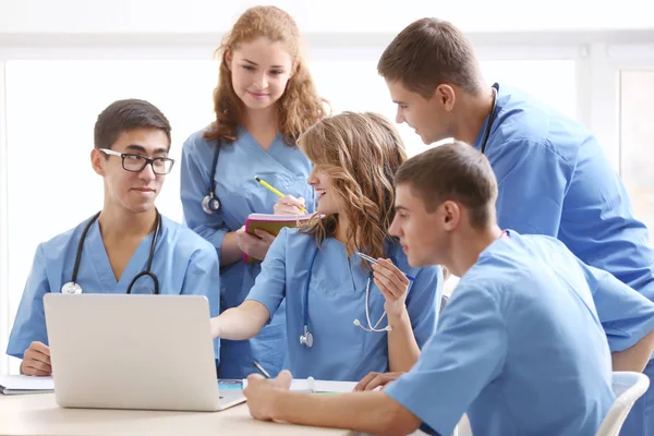 Gruppe Von Medizinstudenten Bei Vorlesungen Innenräumen — Stockfoto