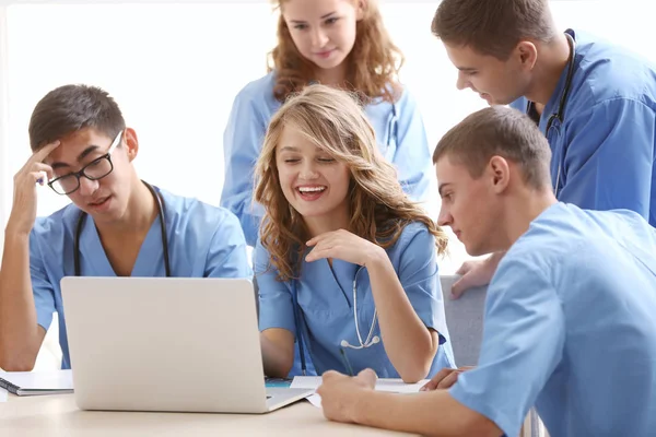 Grupo Estudiantes Medicina Dando Una Conferencia Interior — Foto de Stock