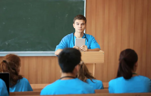 Smarta Medicinska Studenter Vid Föreläsning Inomhus — Stockfoto