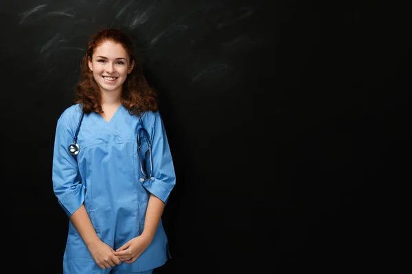 Mladá Krásná Student Medicíny Pozadí Tabule — Stock fotografie