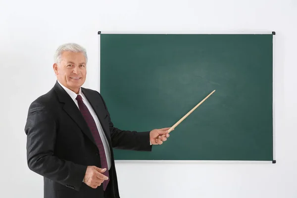 Profesor sénior al lado de pizarra —  Fotos de Stock