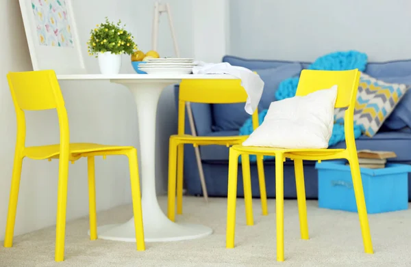 Интерьер комнаты с желтыми стульями — стоковое фото
