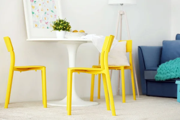 Raumausstattung mit gelben Stühlen — Stockfoto