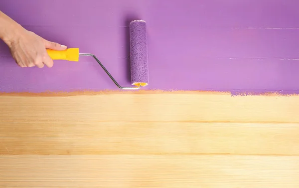Ręka malowania powierzchni z farba fiołek — Zdjęcie stockowe