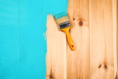 Turkuaz boya ile fırça 