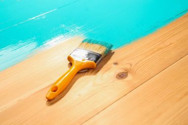 Turkuaz boya ile fırça 